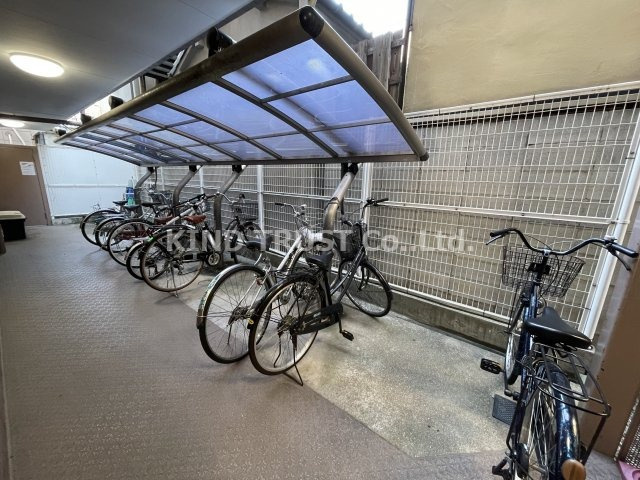 イーストコート本庄のその他共用部分|屋根付き駐輪場です