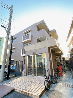 【外観】 | 南武線「久地」駅まで徒歩2分！鉄筋コンクリートの3階建てマンションです♪駅近のお部屋をお探しの方におすすめ♪