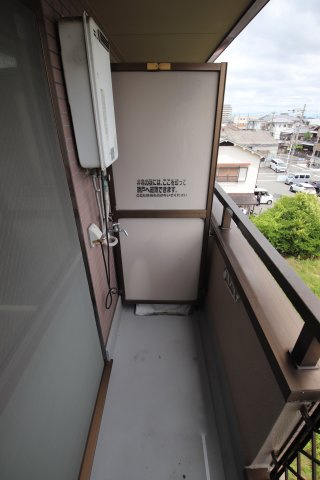 【設備】 | リトゥール深井 | 室外洗濯機置場