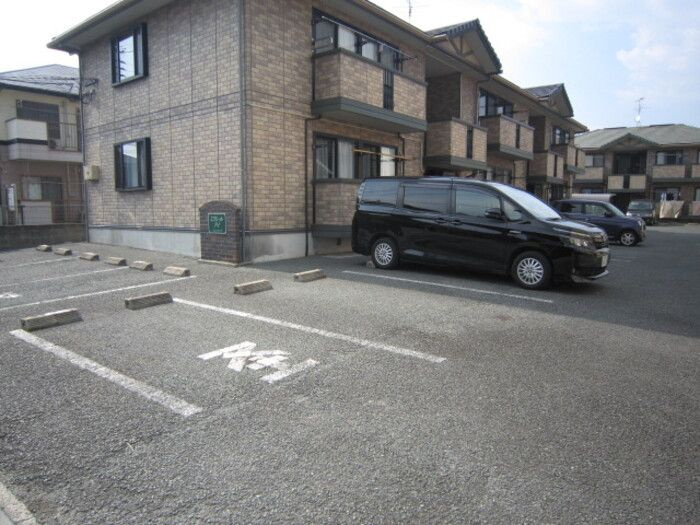エクレール・アイ　B棟の駐車場