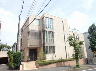 【外観】 | 積水ハウス施工の賃貸住宅シャーメゾン♪小田急線「新百合ヶ丘」駅より徒歩5分！便利な立地の3階建てマンションです♪通勤通学はもちろん、お買い物やお出かけにもGood☆