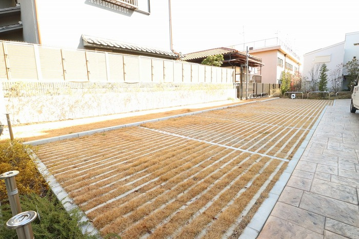 宝塚雲雀丘タウンハウスの駐車場