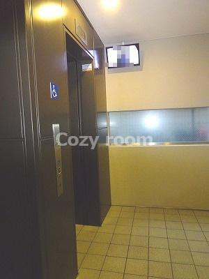 【その他共用部分】 | パストラーレ江坂 | １階エレベーターホールには「防犯カメラ」があります。