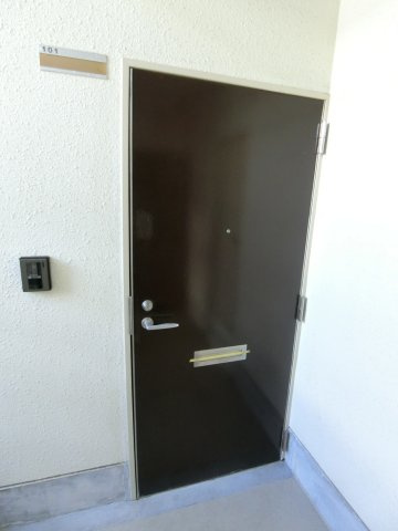 カクサン可美タウンAの玄関