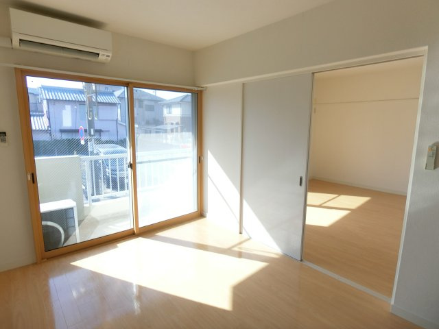 カクサン可美タウンAの居間・リビング|ゆったりとしたリビングです