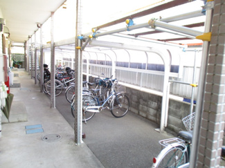 【その他共用部分】 | 屋根付きの駐輪場で雨が降っても大切な自転車が濡れなくてすみますね♪自転車はちょっとした移動手段に便利ですよね！
