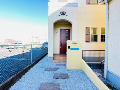 【外観：施工例】 | 東大和市立野 | ポーチも屋根があるので、鍵の開け閉めもスムーズに出来ます。