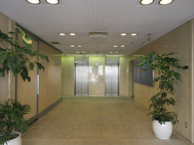 【ロビー】 | 旧居留地の１階路面店 | エレベータ２基ございます