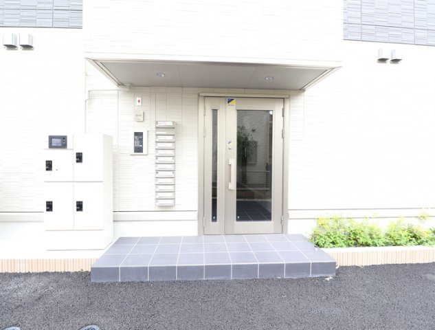 熊本市中央区黒髪６丁目のアパートのエントランス