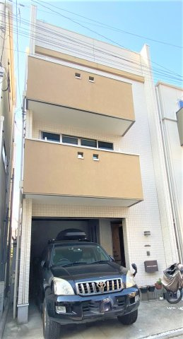 江東区亀戸９丁目の一戸建ての外観|大型車の駐車も可能です！車庫には物置もございますので、詳細についてはご内覧時にお問い合わせください。