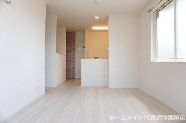熊本市中央区黒髪６丁目のアパートの居間・リビング