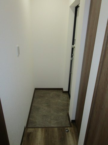 大阪市淀川区三津屋南１丁目のハイツの玄関