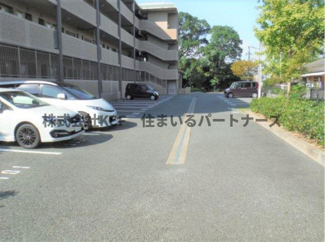 ステラコート参番館の駐車場|駐車場に車を止められます