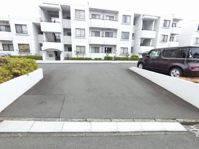 【駐車場】 | コープ野村港南台 | 駐車場の出入口です。