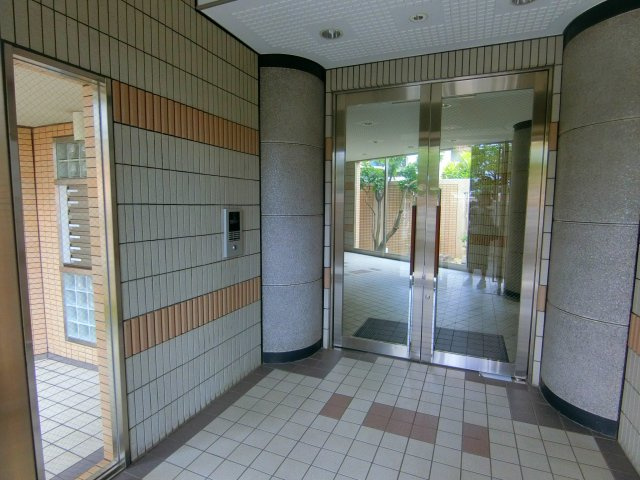 エクセレンシー・アイのエントランス
