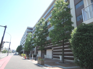 【外観】 | 総戸数３３２戸、２００９年１月築、管理人は日勤勤務につき管理体制良好です♪