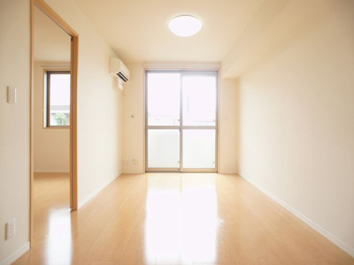 【居間・リビング】 | ヴィコロ参番館 | 快適に過ごせるエアコンが付いています♪