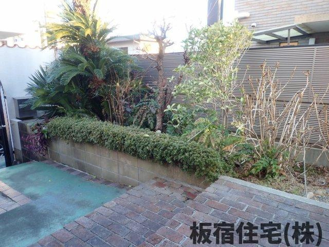 【玄関】 | 東灘区森北町５丁目中古住宅 | 花壇