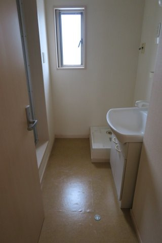 【洗面所】 | ビバリー春日山B棟 | 脱衣スペースもあります