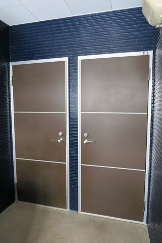 【ロビー】 | ビバリー春日山B棟 | 素敵な玄関ドアです