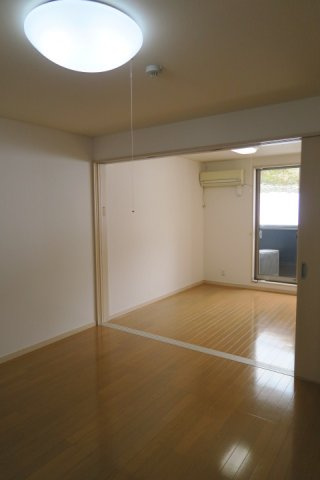 【洋室】 | ビバリー春日山B棟 | 8帖です