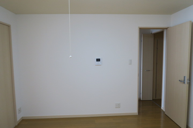 【洋室】 | ビバリー春日山B棟 | 8帖