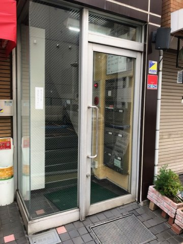 畔上セブンビルのエントランス