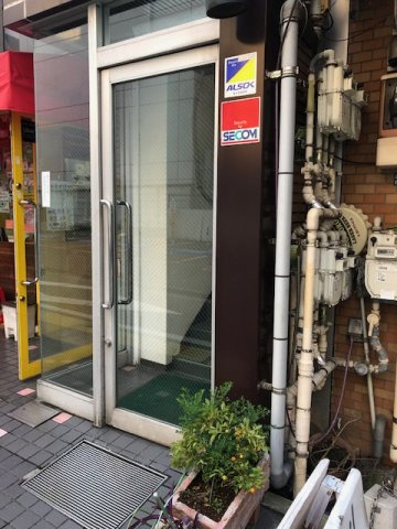 畔上セブンビルのエントランス