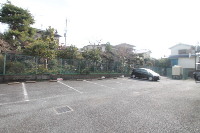 クレセント緑町の駐車場
