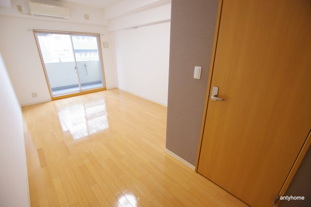 アーデンタワー靭公園　仲介手数料無料の居間・リビング