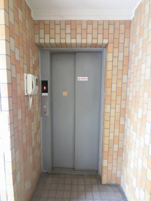 【その他共用部分】 | 多摩川ロイヤルハイツ | お買い物時やベビーカーの出し入れに便利なエレベーター付です。