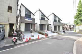 【前面道路含む現地写真】 | 近くには小・中学校や公園など子育て環境が充実しています！