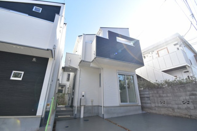 【外観】 | 国分寺市西恋ヶ窪4丁目　第10期　新築戸建 | 周辺環境に溶け込み、それでいて個性豊かなデザインは住まう人に優越感をもたらしてくれます。
