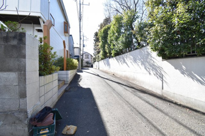 【前面道路含む現地写真】 | 国分寺市西恋ヶ窪4丁目　第10期　新築戸建 | 前面道路は閑静な住宅地の通りとなるため、車通りは多くありません。 安心して車庫入れ可能。