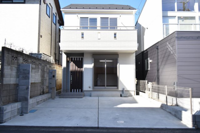 【駐車場】 | 小平市学園東町2丁目　中古戸建　未使用 | 玄関前の駐車スペースは買い物帰りで荷物が多くても楽ですね。前面道路も広いので車庫入れもしやすいです。