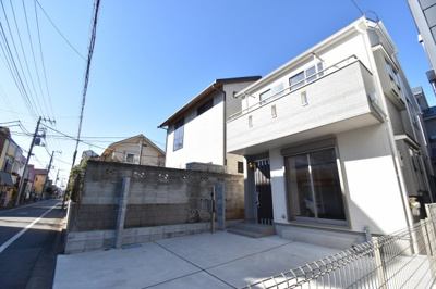 【前面道路含む現地写真】 | 小平市学園東町2丁目　中古戸建　未使用 | 前面道路は閑静な住宅地の通りとなるため、車通りは多くありません。 安心して車庫入れ可能。