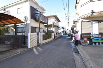 【前面道路含む現地写真】 | 小平市仲町２０－１期　全２棟　２号棟 | 前面道路は閑静な住宅地の通りとなるため、車通りは多くありません。 安心して車庫入れ可能。