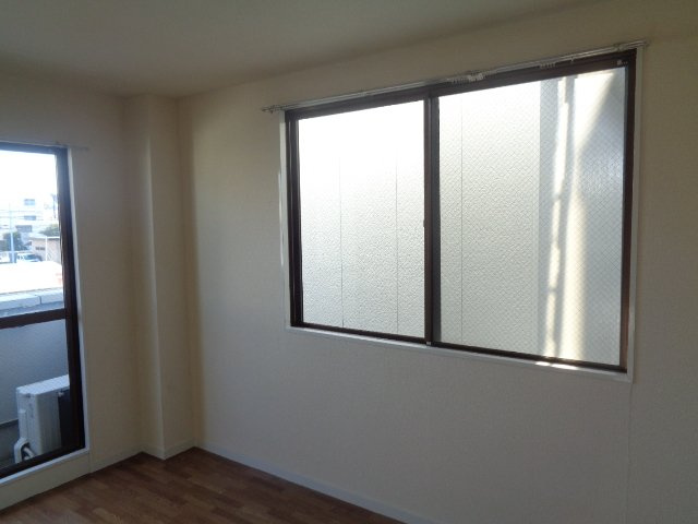 サントピア高町の洋室|2面に窓が有、日当たりの良い洋室。