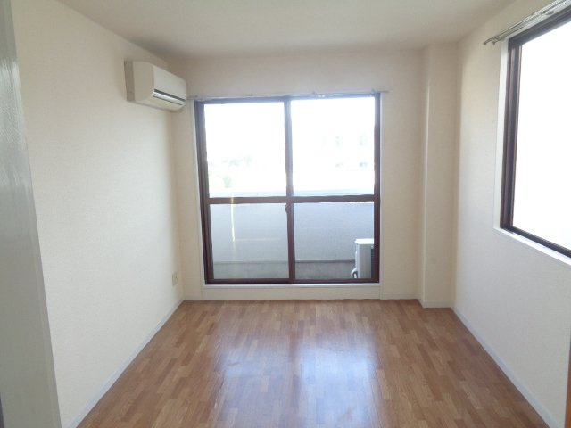 サントピア高町の洋室