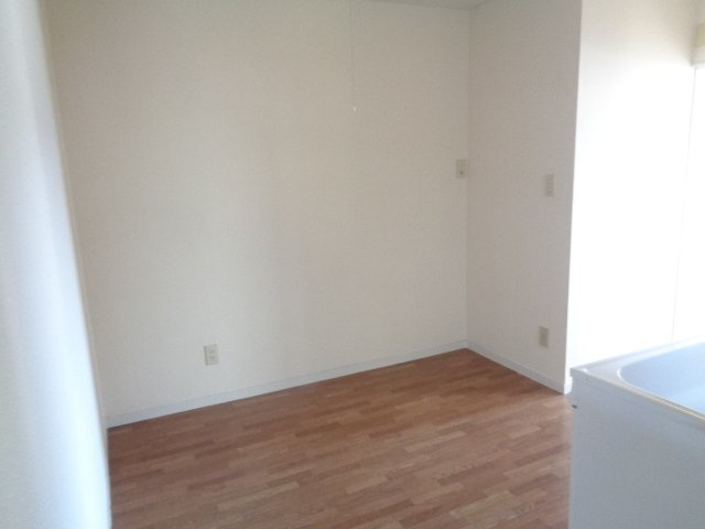 サントピア高町の居間・リビング|DKが広いので、冷蔵庫などの置場には困りません！