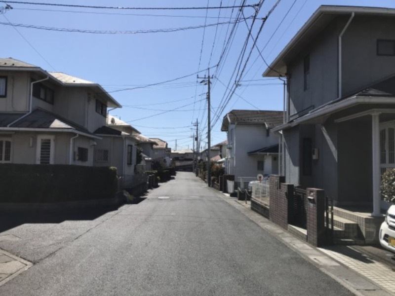 鴻巣市赤見台３丁目の売地の前面道路含む現地写真