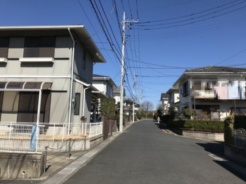 鴻巣市赤見台３丁目の売地の前面道路含む現地写真