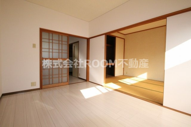 リバーサイド自由ヶ丘の居間・リビング|こちらのリビングで趣味の時間をお楽しみください