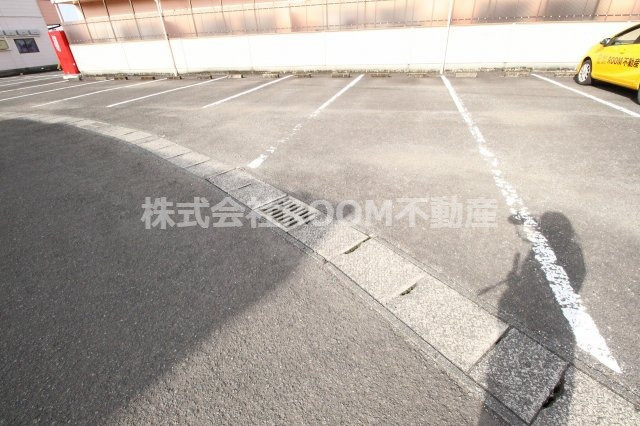 リバーサイド自由ヶ丘の駐車場|車をお持ちの方に嬉しい駐車場付きの物件です