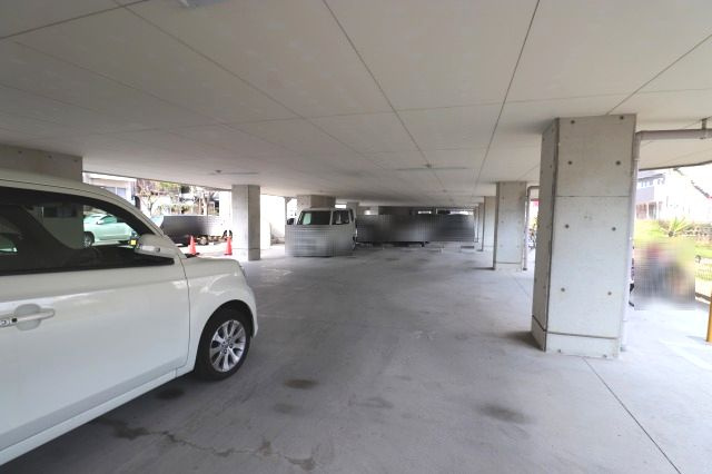 コーポライムグリーンの駐車場|駐車場屋根あり