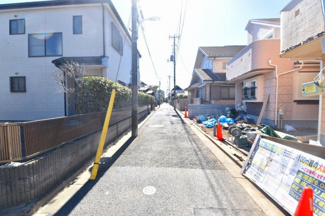 【前面道路含む現地写真】 | 交通量のほとんどな住宅街です。落ち着いた雰囲気がおすすめ。