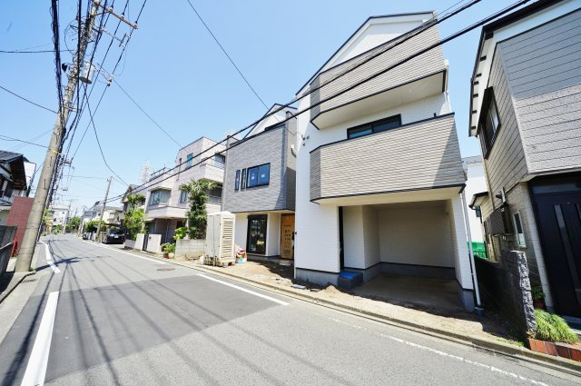 周辺には大小様々な公園が点在し、穏やかな住環境！ＬＤＫ１９帖以上♪保土ヶ谷区仏向西　全７棟新築戸建ての前面道路含む現地写真