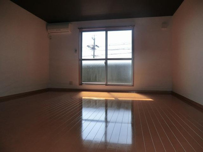 【居間・リビング】 | ティーワン緑町 | こちらのリビングで趣味の時間をお楽しみください