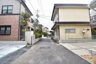 【前面道路含む現地写真】 | ４ｍ幅員の前面道路。落ち着いた雰囲気の住宅エリア。