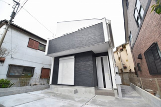 【外観】 | モノトーン調の落ち着いた配色にしたサイディング施工の外観。周辺は閑静な住宅エリア。